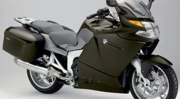BMW K1200GT wady: masywna konstrukcja, wysoka cena zakupu i serwisu. Motocykl turystyczny z kuframi.