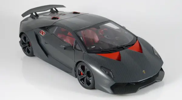 Szary Lamborghini Sesto Elemento z czerwonym wnętrzem i detalami.