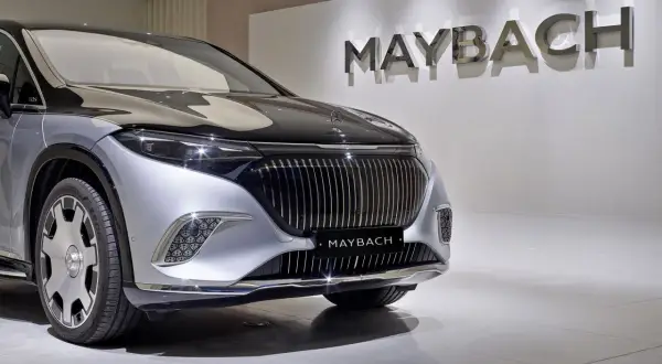 Elegancki Maybach błyszczy na wystawie. Poznaj jego niesamowitą **maybach cena** i poczuj luksus.