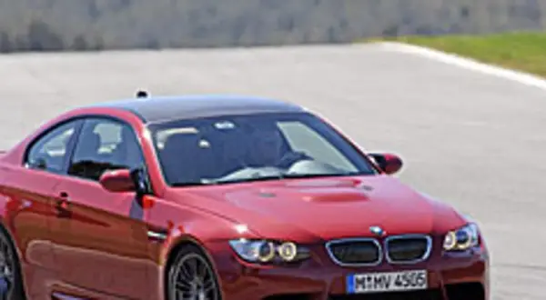 BMW E92 330i – niezwykłe osiągi, cechy i zużycie paliwa, które zaskakują
