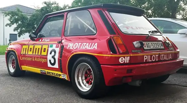 Czerwony Renault 5 Turbo z numerem 3 i logotypami "Momo", "Pilot Italia", "Elf", "Dunlop".
