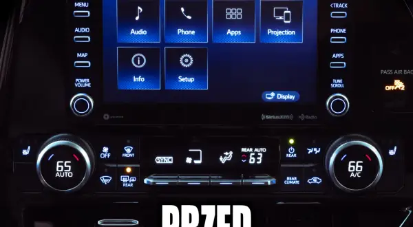 Jak włączyć klimatyzację w Toyocie Yaris? Na ekranie głównym wybierz ikonę "Setup" lub użyj pokrętła temperatury.