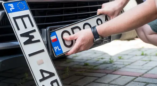 Wymiana tablic rejestracyjnych. Zastanawiasz się, ile kosztuje własna rejestracja? To prosty proces.