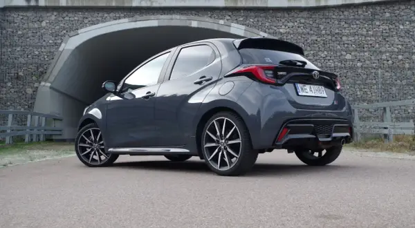 Ciemnoszary Toyota Yaris stoi na drodze przed tunelem.