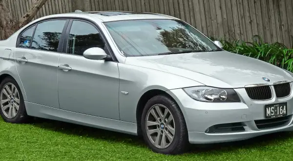 BMW E90 - historia modelu, techniczne szczegóły i bezpieczeństwo