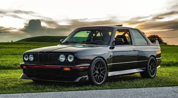 BMW M3 E30 – ikona motoryzacji z niezrównanymi osiągami i stylem