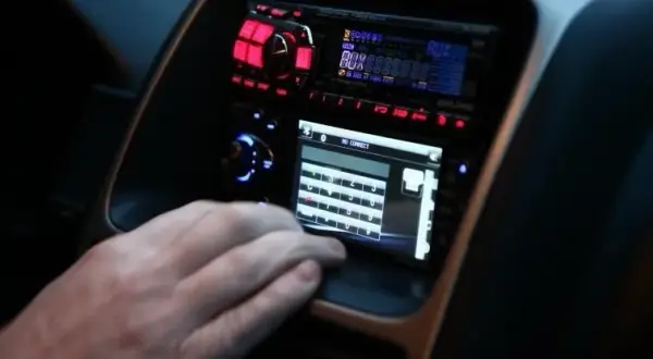 Jak radio samochodowe może poprawić Twój nastrój w czasie jazdy?
