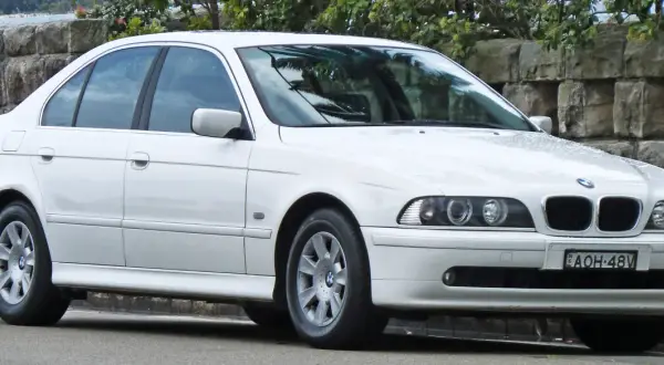 BMW E39 – historia, specyfikacje i osiągi kultowego modelu.