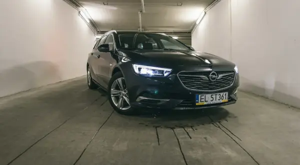 Czarny Opel Insignia 2.0 CDTI 170 KM. Szukasz opinii na forum? Ten model to świetny wybór.
