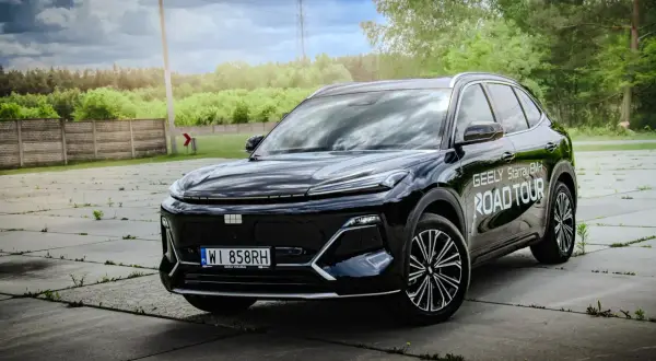 Czarny Geely Starray EM-i na "Road Tour" gotowy do podróży.