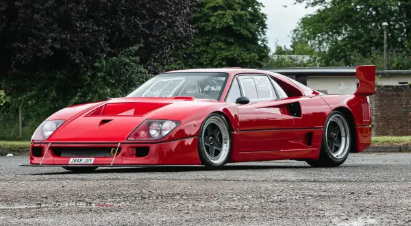 Czerwone Ferrari F40, ikona motoryzacji, której ferrari f40 cena wciąż budzi emocje. Klasyk na drodze.