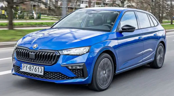 Błękitna Skoda Scala w ruchu ulicznym. Sprawdź atrakcyjną skoda scala cena i wybierz swój wymarzony samochód.