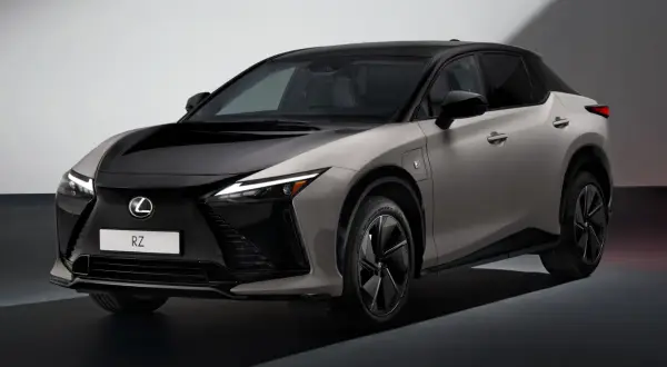 Elegancki, dwukolorowy Lexus RZ z czarną maską i dachem, prezentuje nowoczesny design i elektryczną moc.
