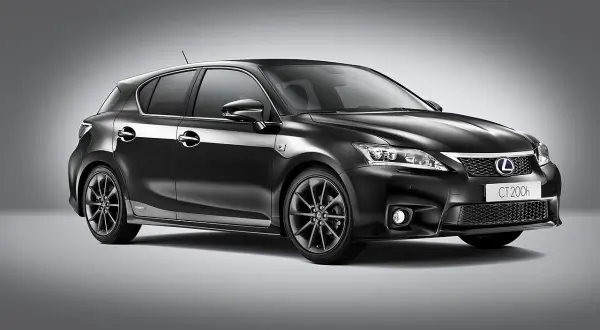 Elegancki, czarny Lexus CT200h z przyciemnianymi felgami, prezentowany na szarym tle.