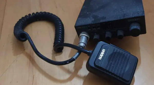 Radiotelefon Uniden PRO 520XL z mikrofonem i spiralnym kablem, gotowy do rejestracji cb.