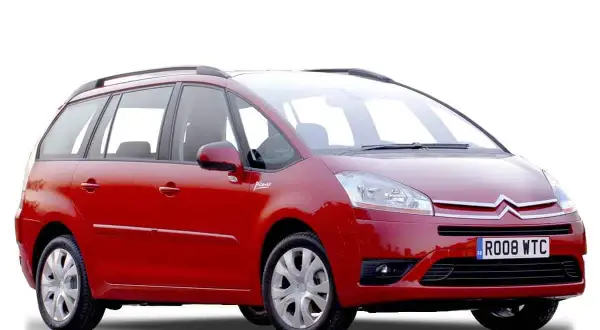 Czerwony Citroen C4 Grand Picasso 2.0 HDI, idealny na rodzinne wycieczki, z charakterystycznym logo Picasso na błotniku.
