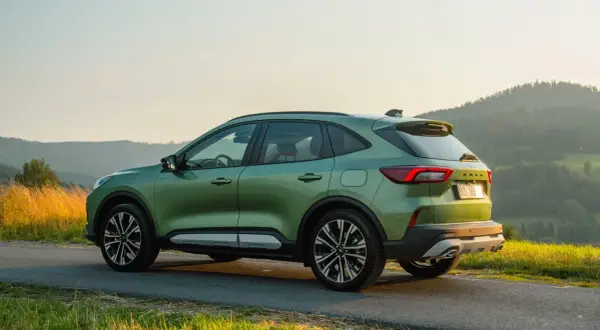 Nowy Ford Kuga w zielonym kolorze na tle górskiego krajobrazu.
