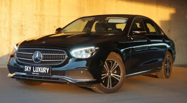 Czarny Mercedes z tablicą "SKY LUXURY" – idealny wybór dla najlepszych wypożyczalni samochodów we Wrocławiu.