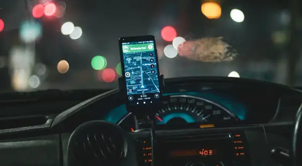 Aplikacje mobilne dla kierowców w 2026 roku: które są naprawdę bezpieczne i certyfikowane