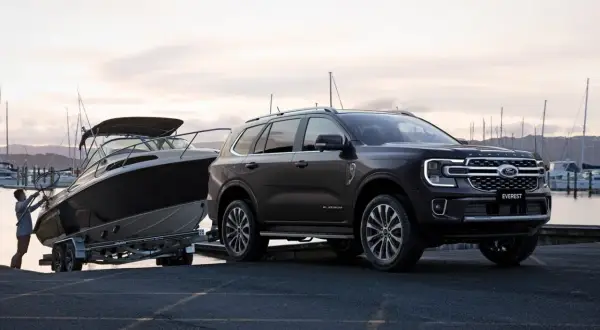 Ford Everest z przyczepą i łodzią przy nabrzeżu. Gotowy na wodne przygody.