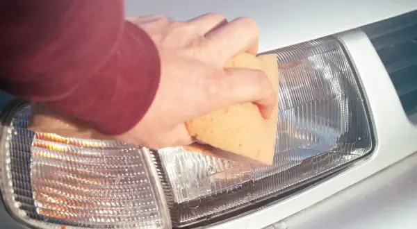 Jak wyczyścić żółte lampy w samochodzie i przywrócić ich blask