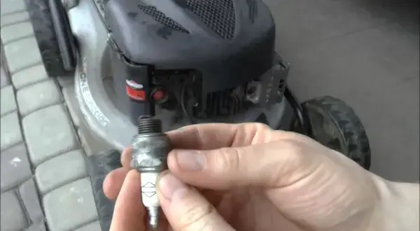 Prawidłowa przerwa na świecy w silniku Briggs & Stratton - poradnik serwisowy