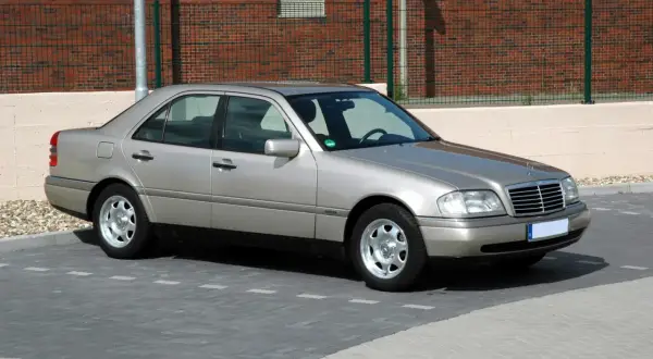 Mercedes-Benz C Class W202: Historia, specyfikacje i wersje AMG