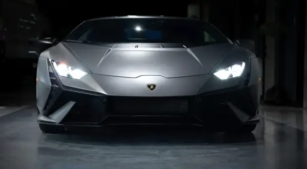 Samochody w filmach o kasynach – od Aston Martina Bonda po muscle cars w Ocean's Eleven