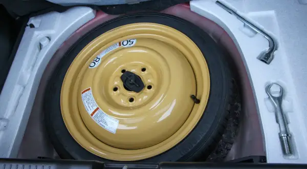 Jak znaleźć koło zapasowe w Toyota Yaris - poradnik dla każdego kierowcy