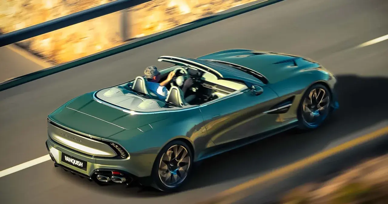 Zielony Aston Martin Vanquish bez dachu pędzi po pustej drodze, kierowca cieszy się wolnością.