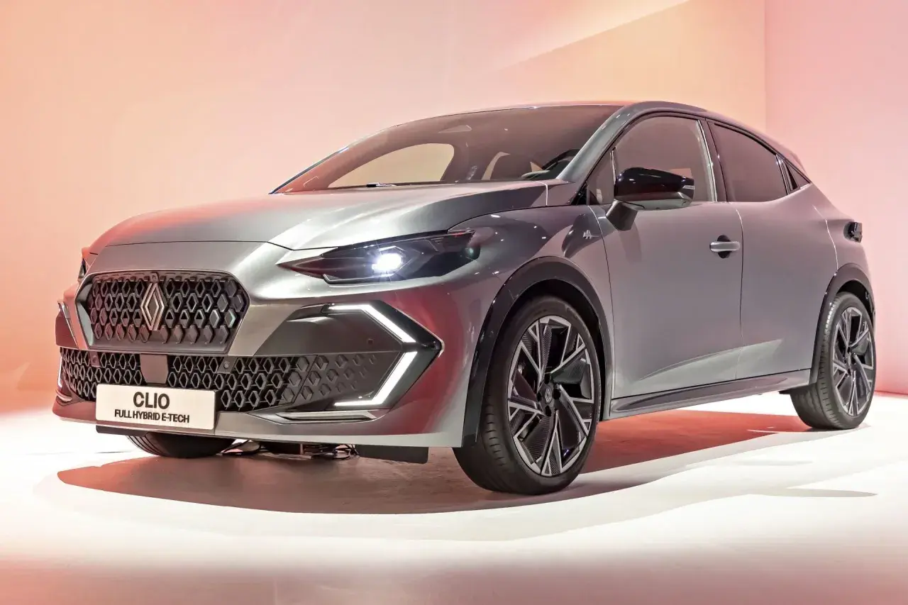 Nowoczesne renault modele, jak ten szary Clio Full Hybrid E-Tech, zachwycają designem.