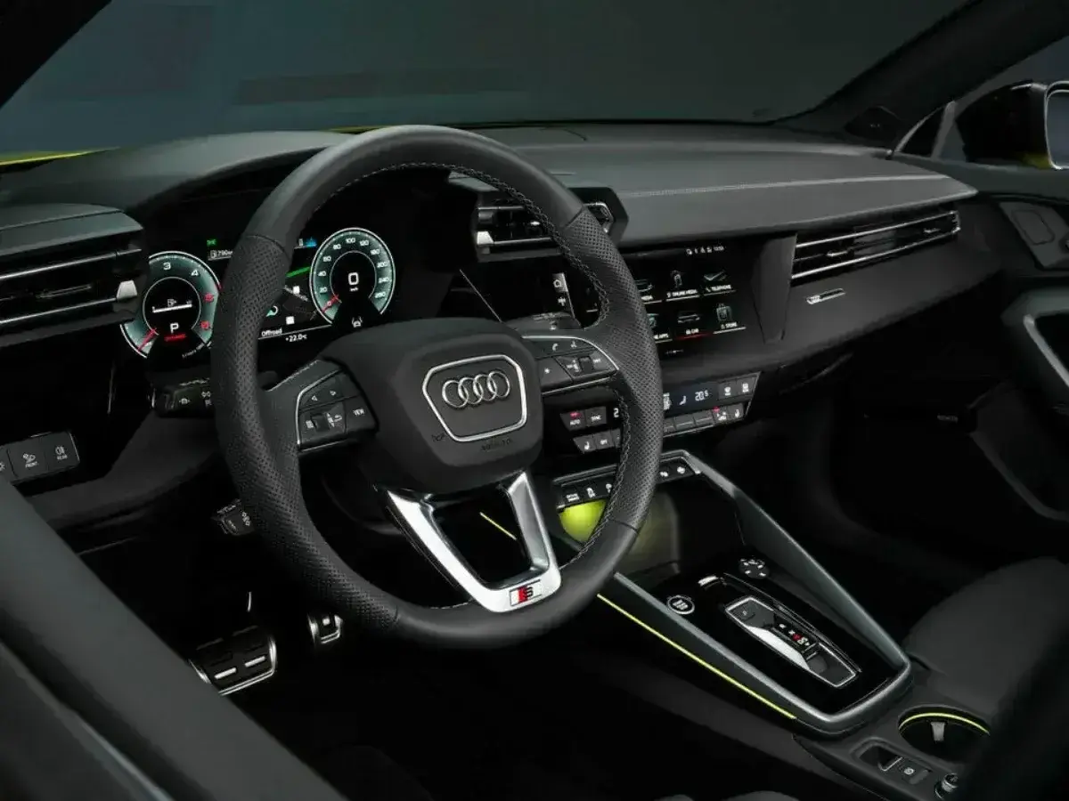 Wnętrze nowego Audi A3: cyfrowy kokpit, sportowa kierownica i nowoczesna konsola środkowa.