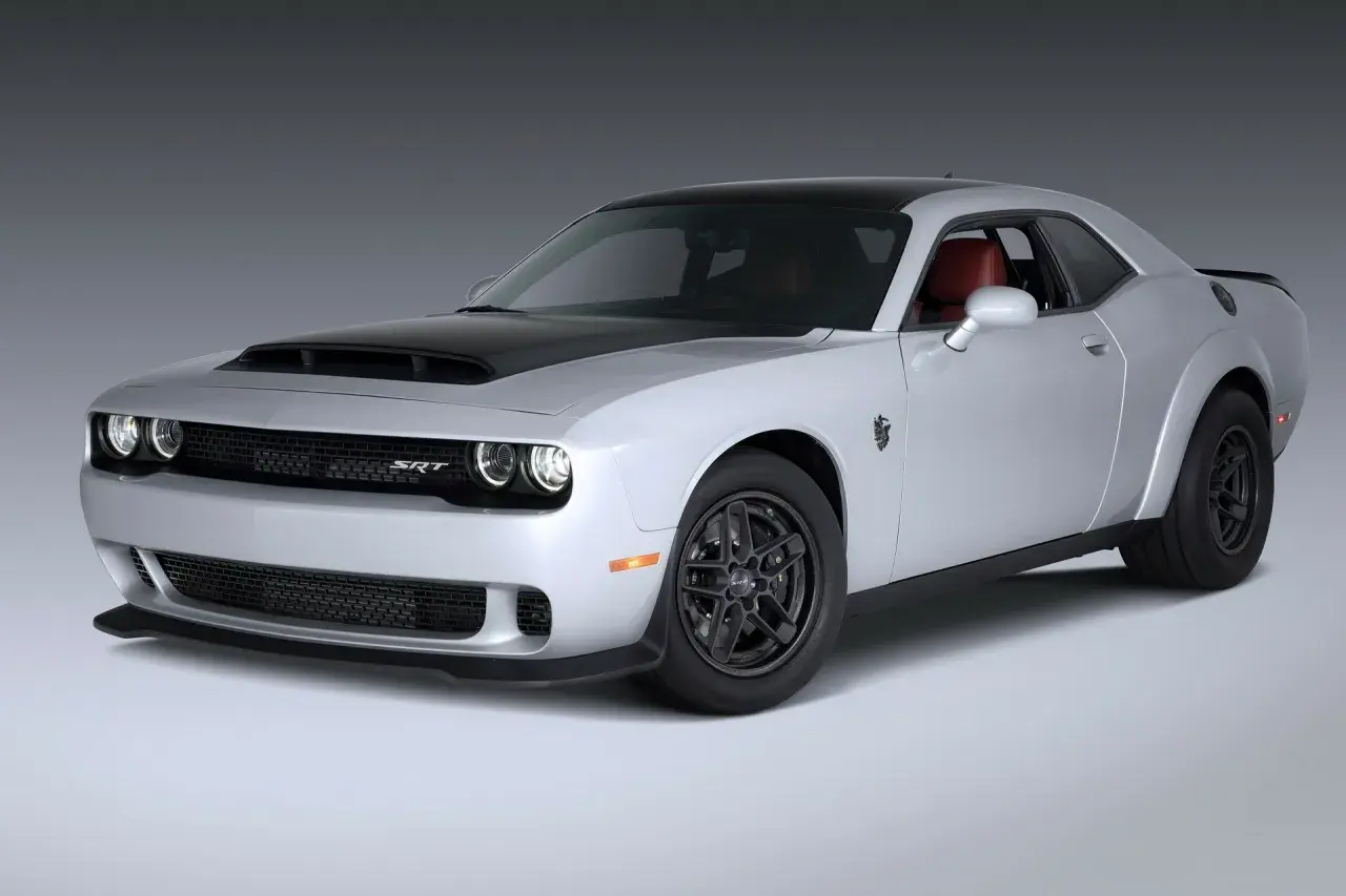 Srebrny Dodge Challenger SRT Demon 170 z czarną maską i dachem, czerwonym wnętrzem, gotowy do szaleństwa na torze.