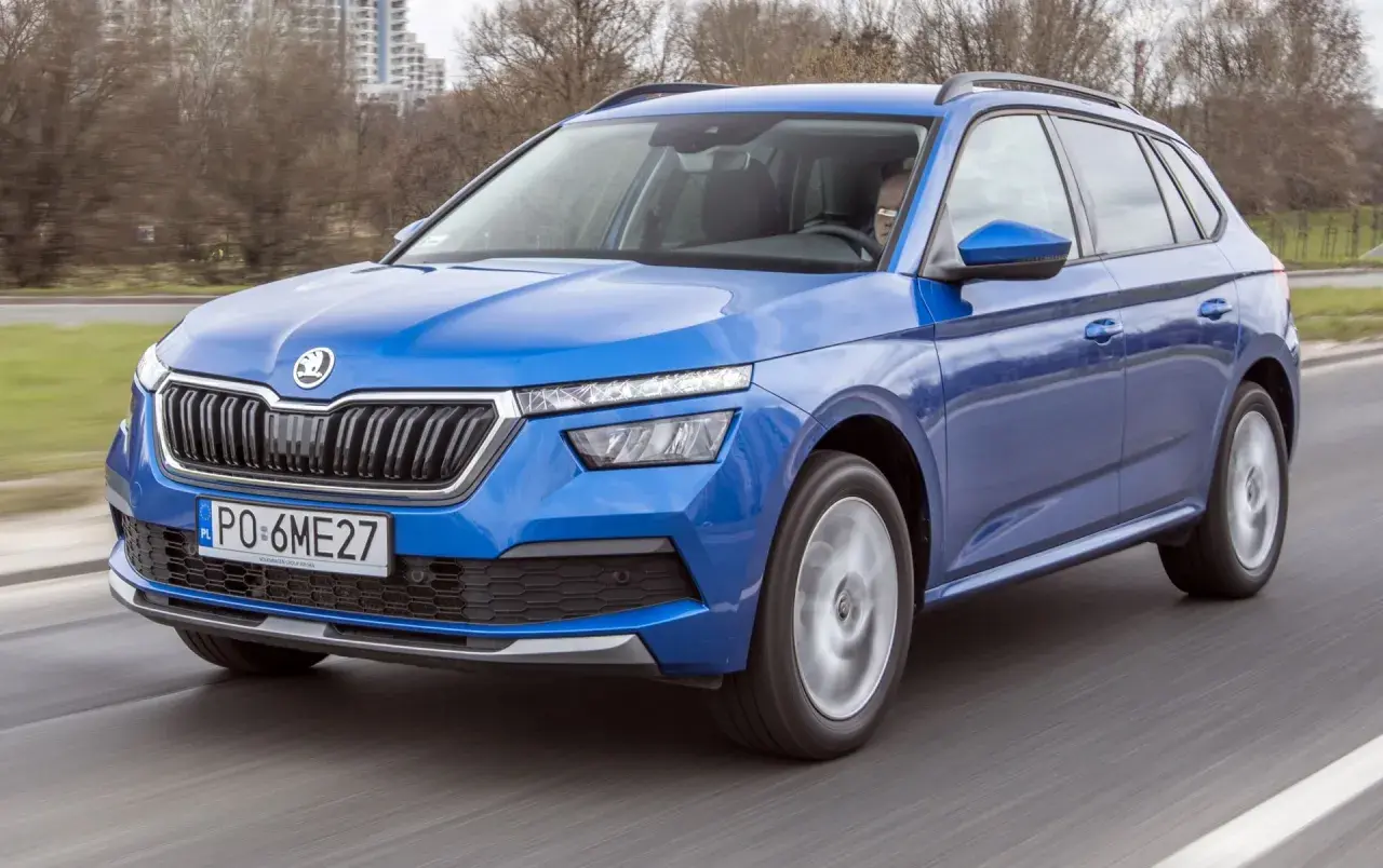 Niebieski Skoda Kamiq pędzi po drodze, gotowy na miejskie przygody.