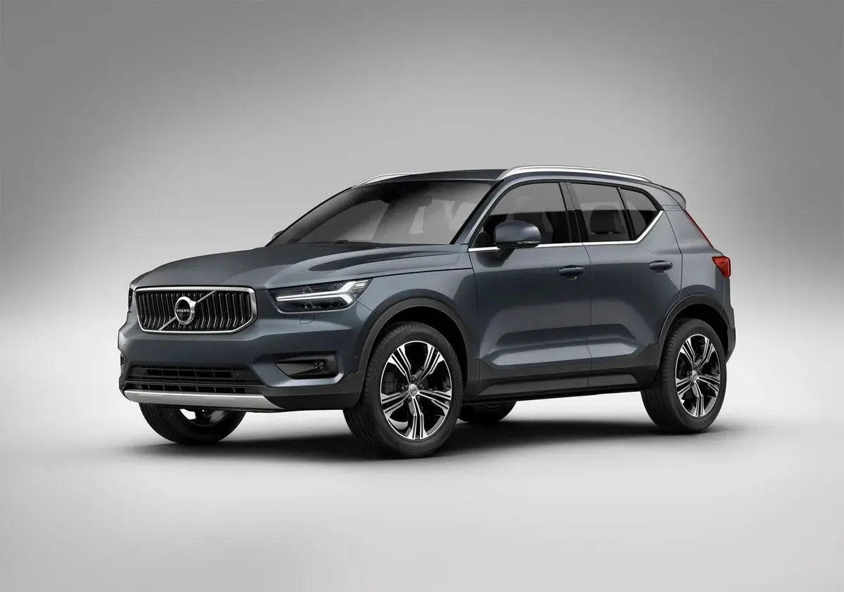 Elegancki, ciemnoszary Volvo XC40 z chromowanymi detalami i felgami prezentuje się nowocześnie.
