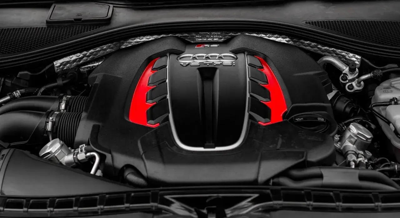 Potężny silnik V8 TFSI z czerwonymi akcentami, serce sportowego Audi.