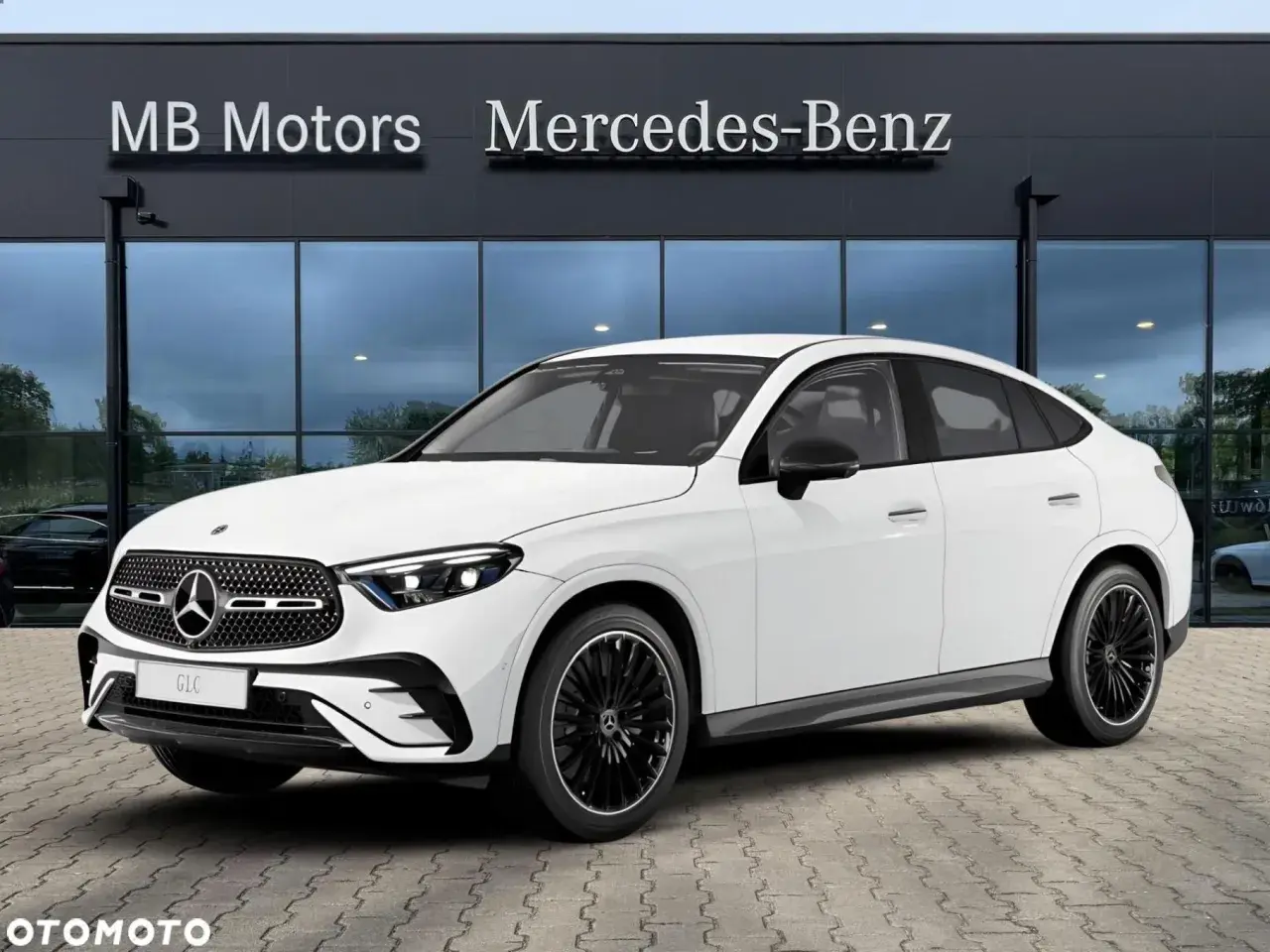 Biały Mercedes-Benz GLC Coupe przed salonem MB Motors. Sprawdź atrakcyjną mercedes glc cena.
