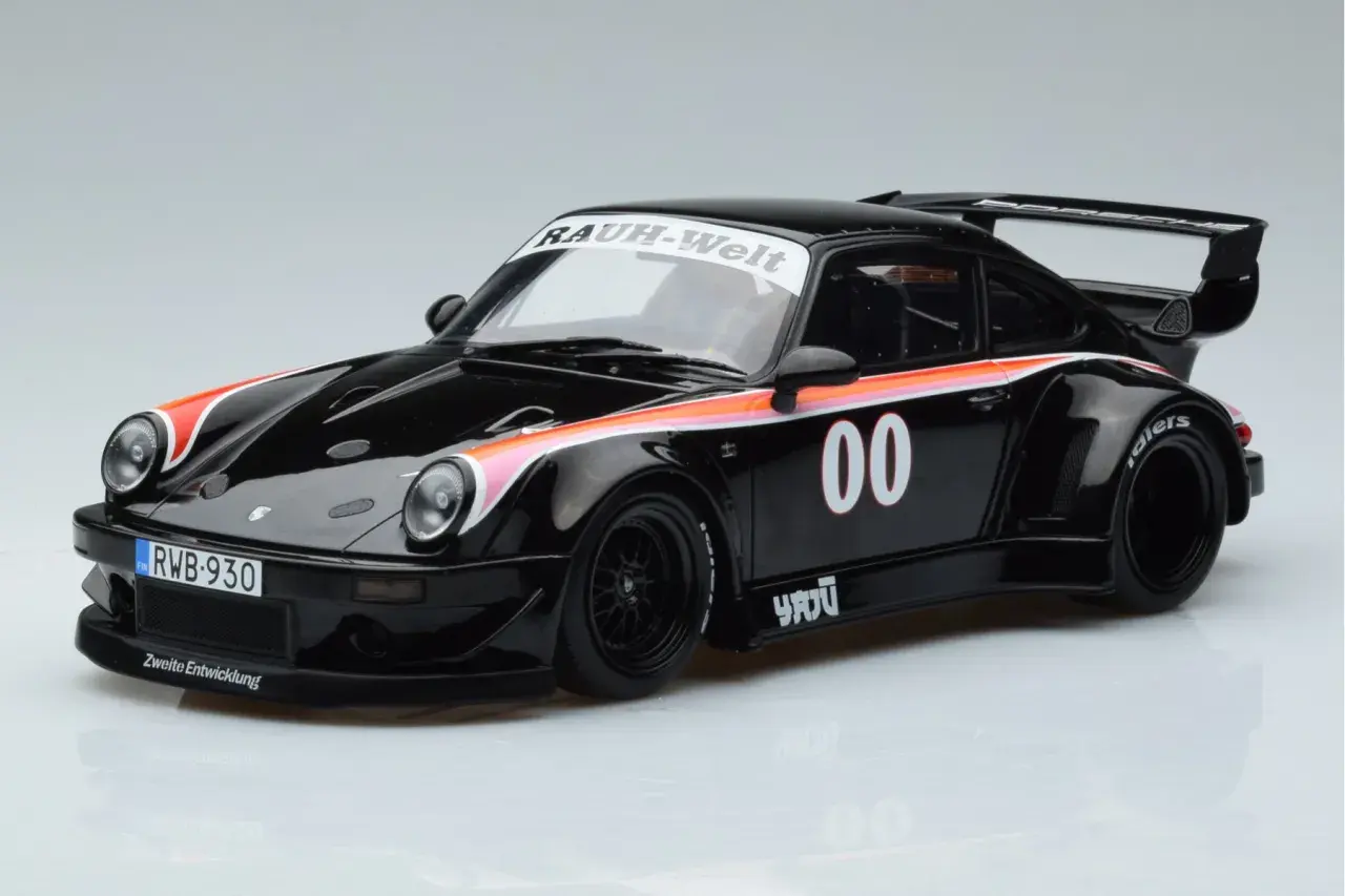 Czarny Porsche RWB z numerem 00 na drzwiach i kolorowymi pasami na błotnikach.