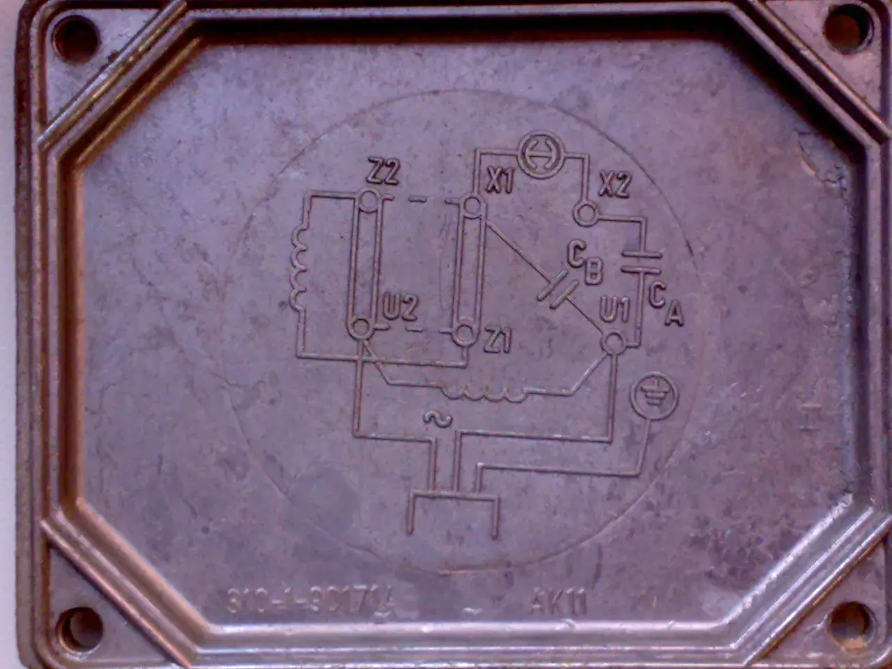 Schemat elektryczny na metalowej obudowie. Pomocne przy wyborze jaki kondensator do silnika 2.2 kw.