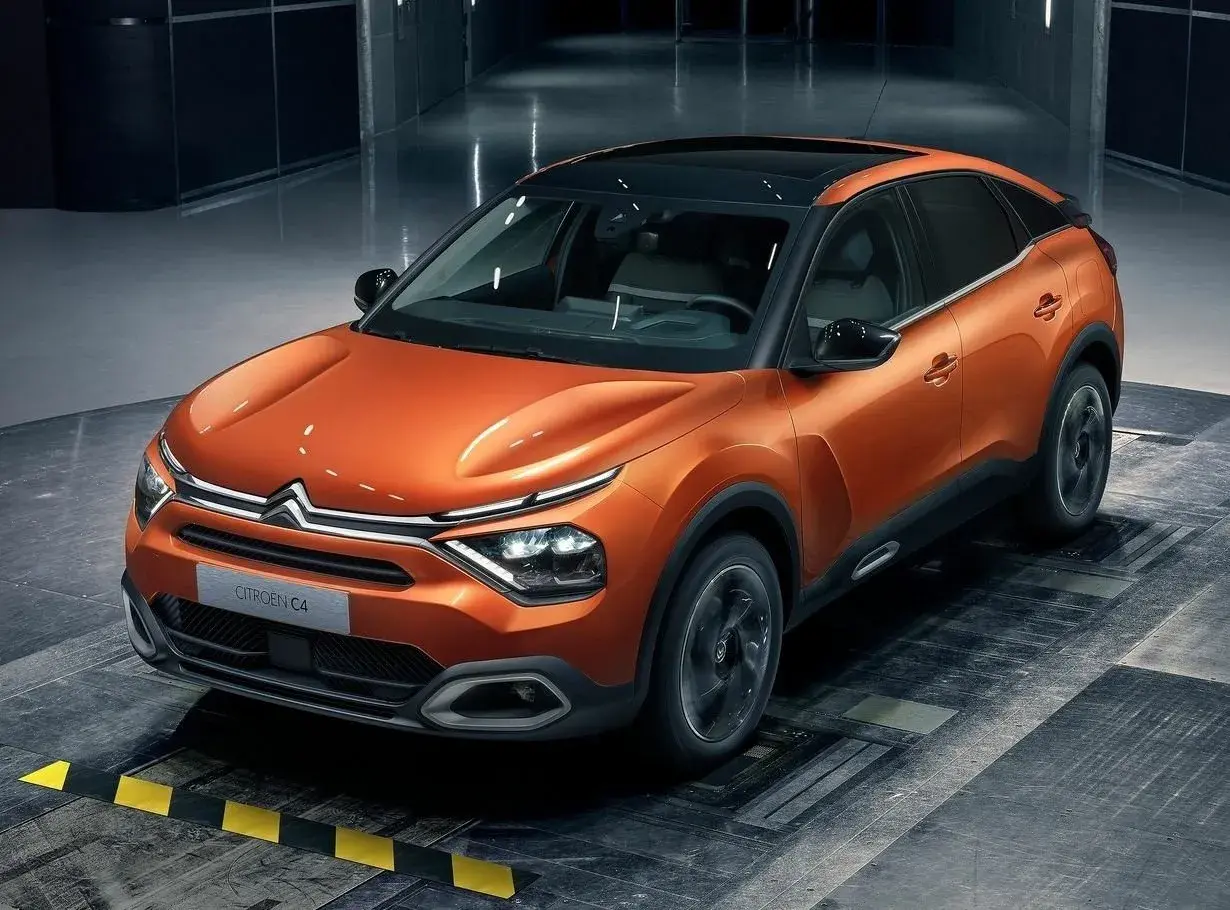 Pomarańczowy Citroen C4 z czarnym dachem, prezentujący nowoczesny design. Wiele osób szuka o nim pozytywnych **citroen c4 opinie**.