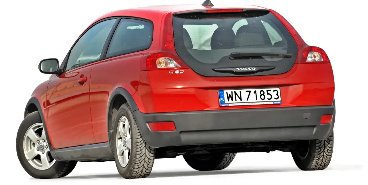 Czerwone Volvo C30 z polskimi tablicami rejestracyjnymi WN 71853, widok z tyłu.