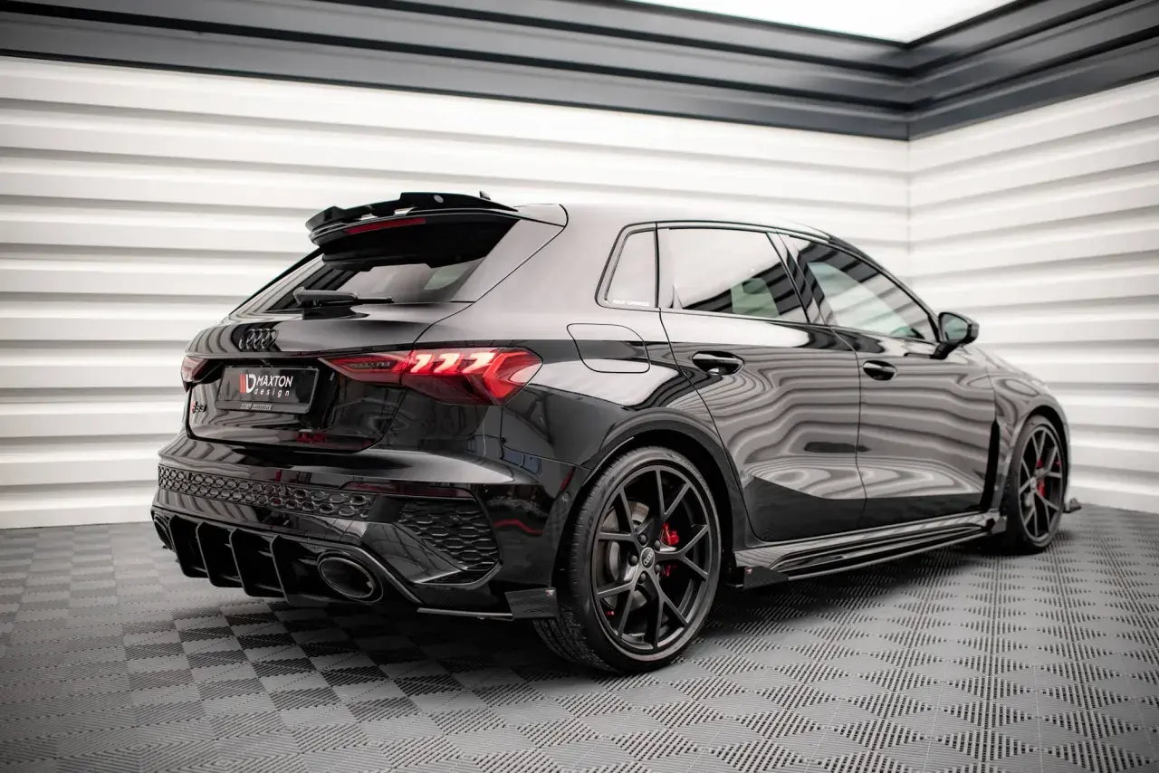Czarny Audi RS3 z pakietem Maxton Design. Sprawdź aktualną audi rs3 cena i zamów tuning.