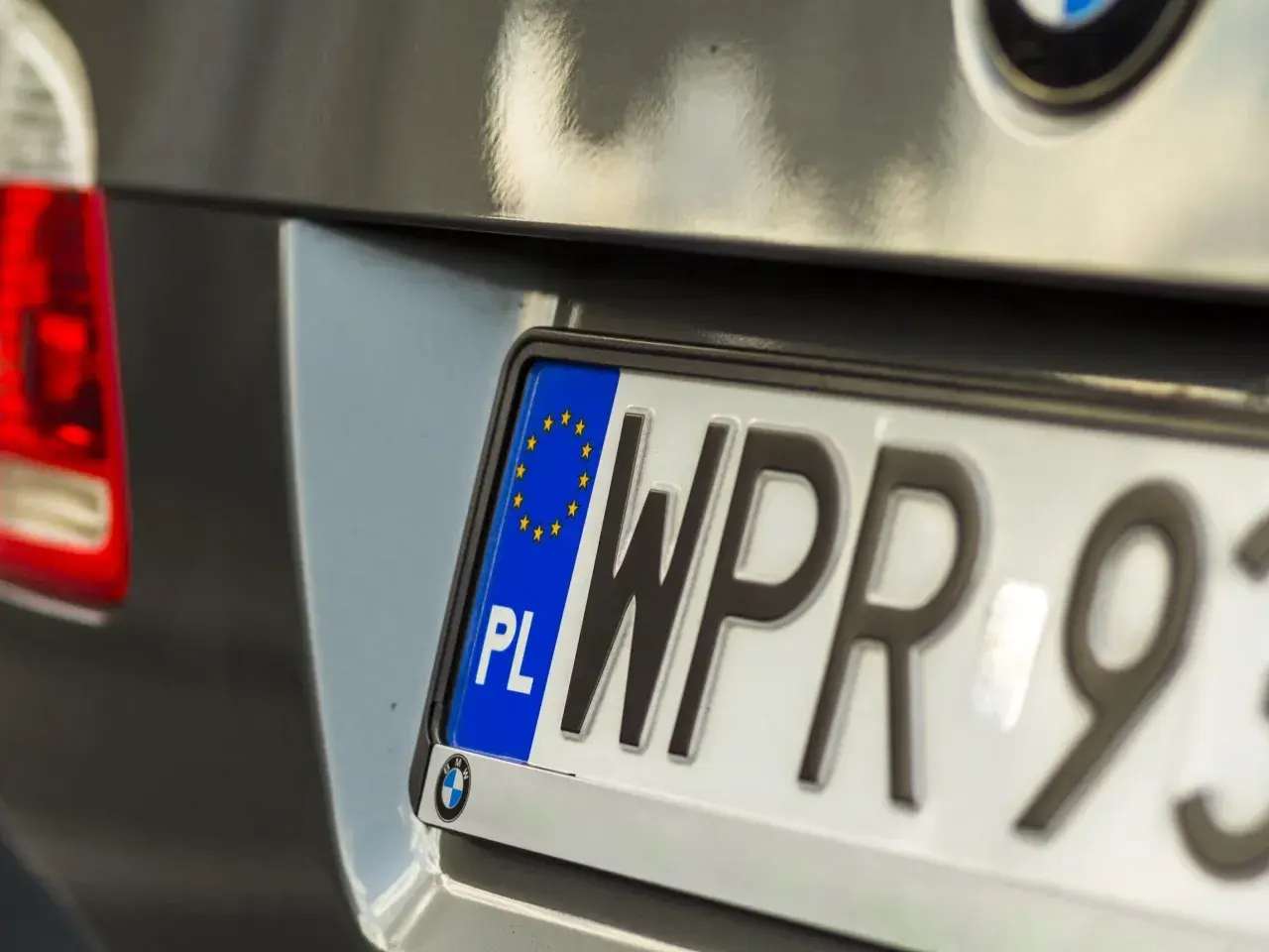 Zbliżenie na polską tablicę rejestracyjną z symbolem UE. Widoczny fragment numeru WPR 93.