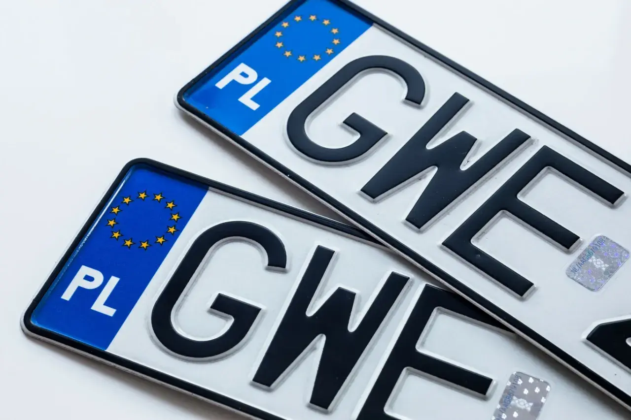 Dwie polskie tablice rejestracyjne z literami "GWE" i symbolem UE.