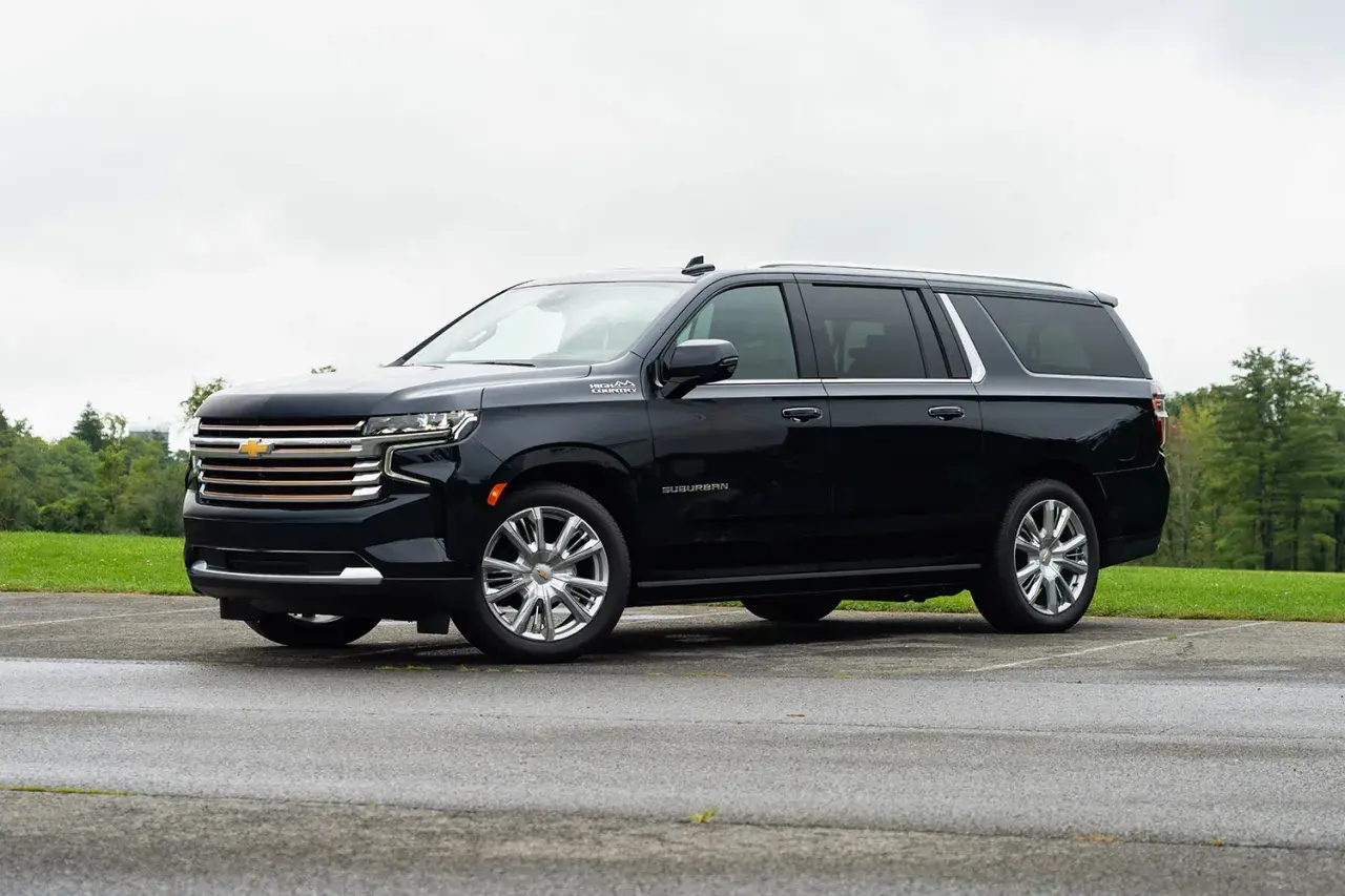 Czarny Chevrolet Suburban High Country, idealny do rodzinnych wycieczek poza miasto.