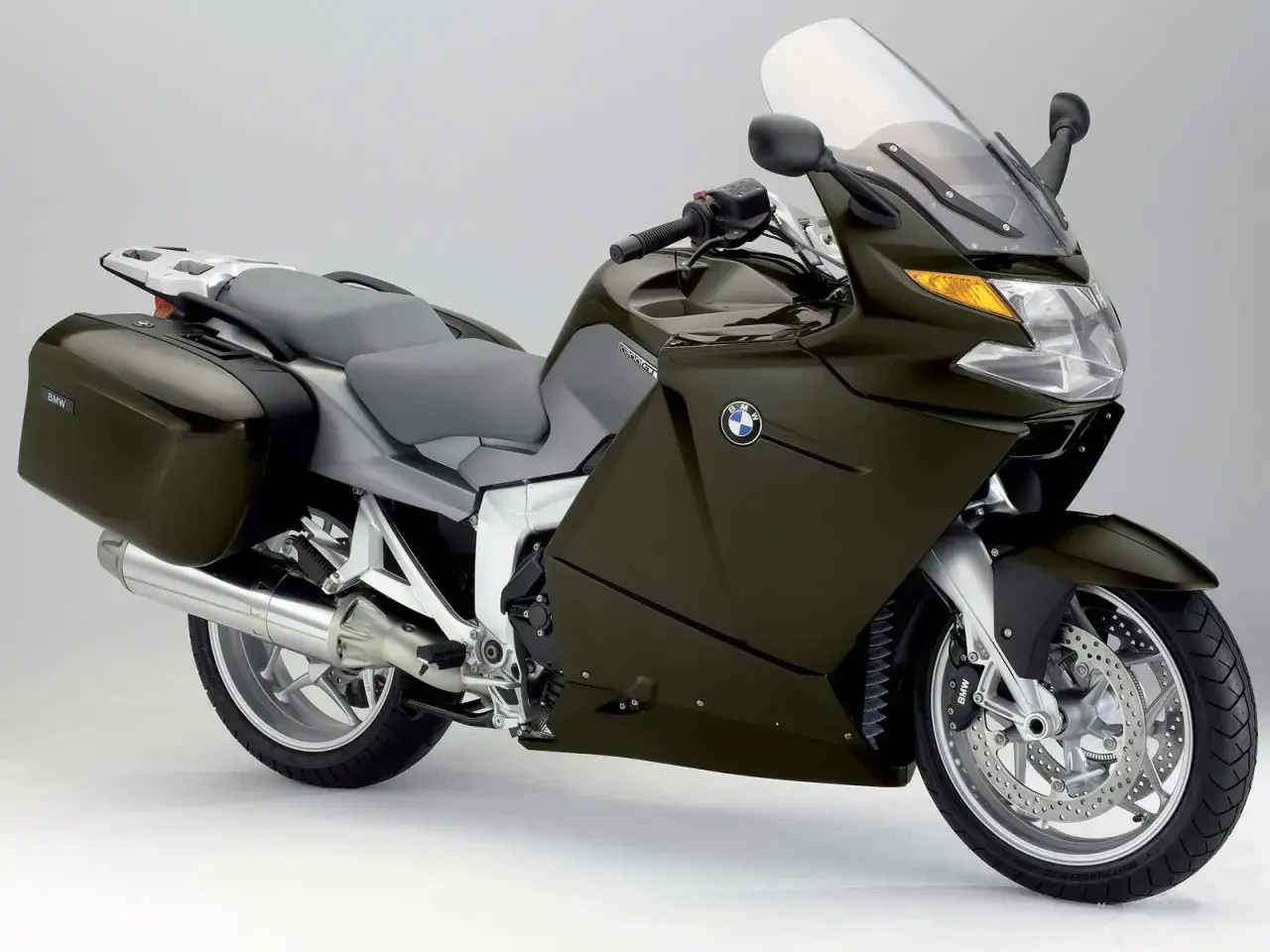 BMW K1200GT wady: masywna konstrukcja, wysoka cena zakupu i serwisu. Motocykl turystyczny z kuframi.
