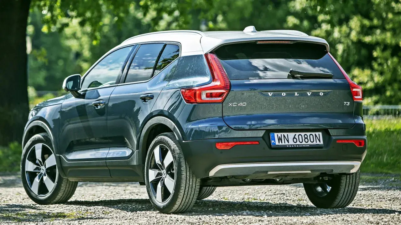 Tylna część ciemnoszarego Volvo XC40 z białym dachem. Wiele osób szuka volvo xc40 opinie, ten model wygląda świetnie.