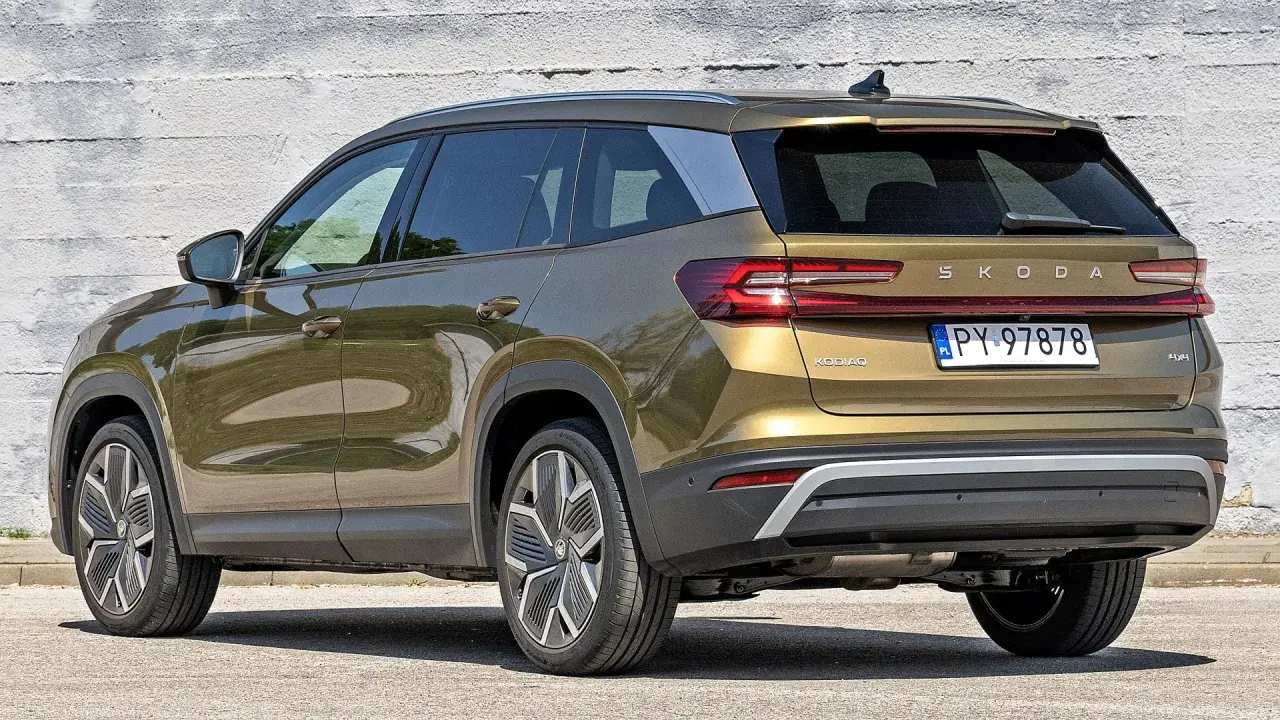 Złoty Skoda Kodiaq z tyłu, z tablicą rejestracyjną PY 97878. Wiele osób szuka skoda kodiaq opinie, ten SUV robi wrażenie.