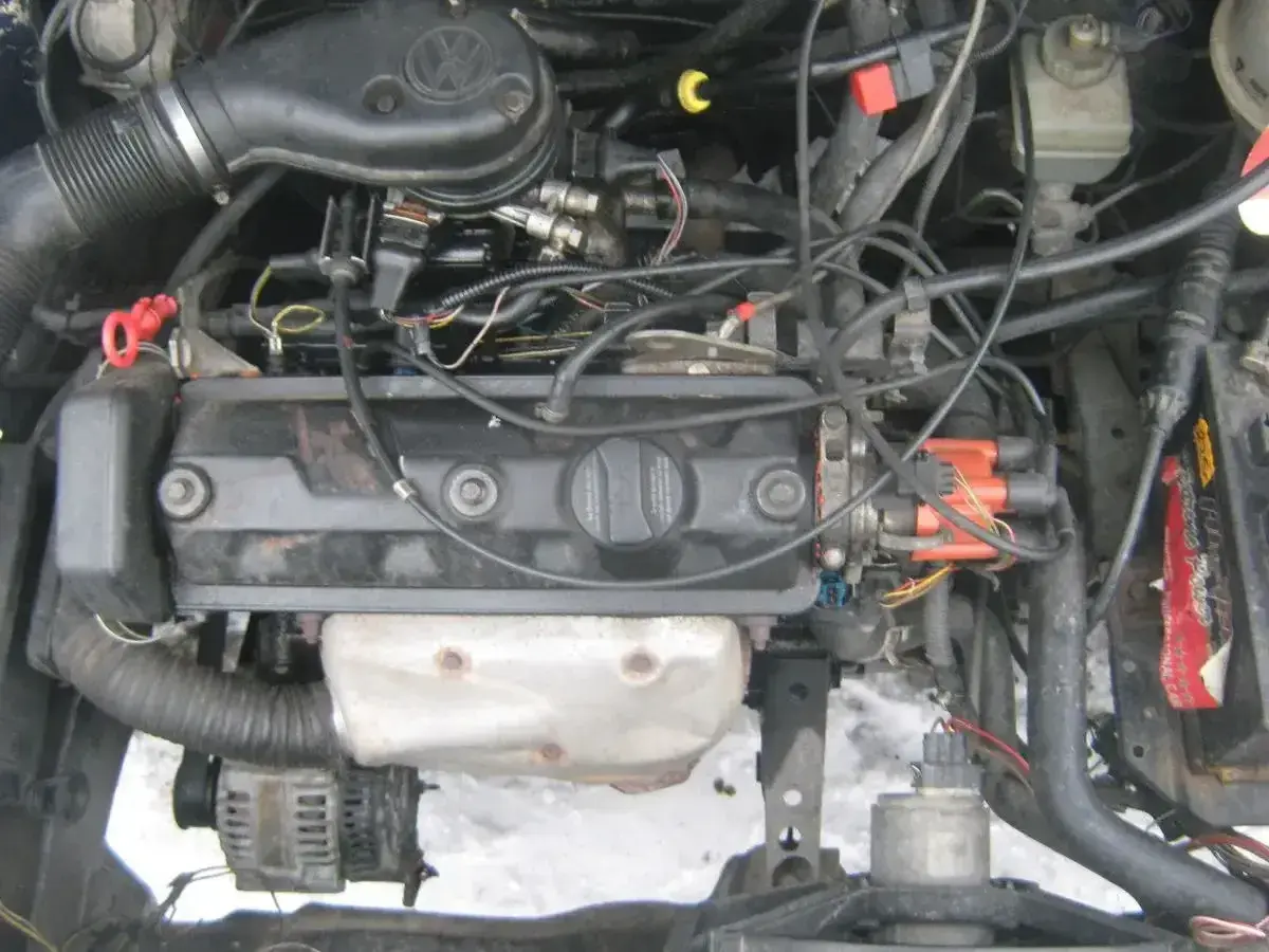 Silnik 1.9 TDI, widok z góry. Skomplikowana plątanina kabli i przewodów.