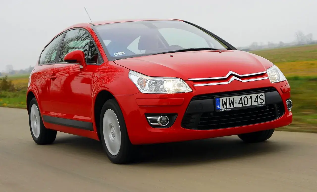 Czerwony Citroen C4 2008 na drodze, z widocznym numerem rejestracyjnym WW 4014S.